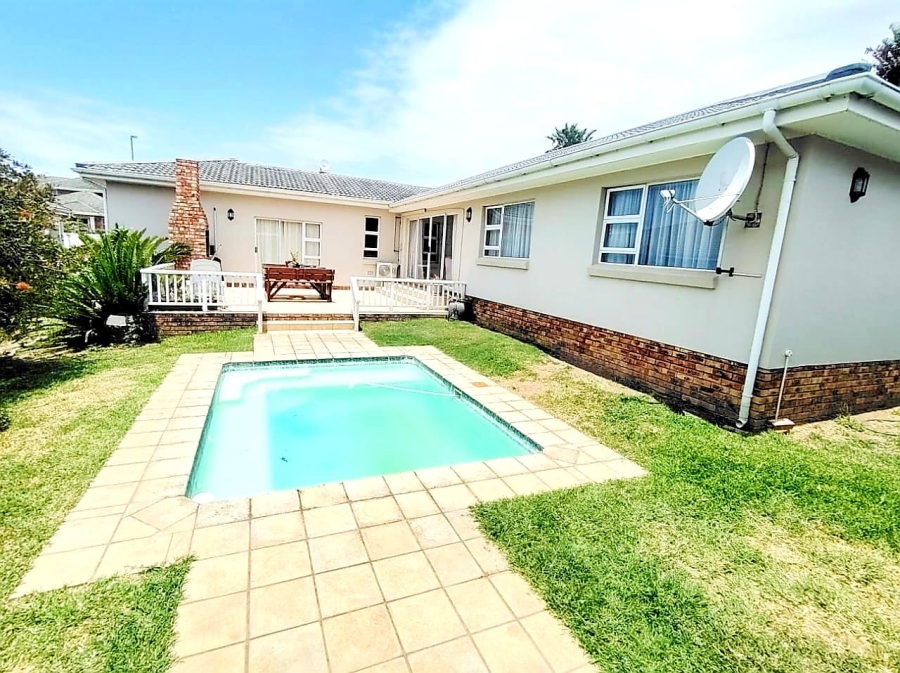 6 Bedroom Property for Sale in Kidds Beach Eastern Cape